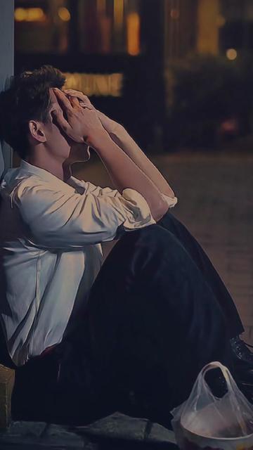 时间总会说出再见,听歌都会流泪的人,内心一定很孤独吧.