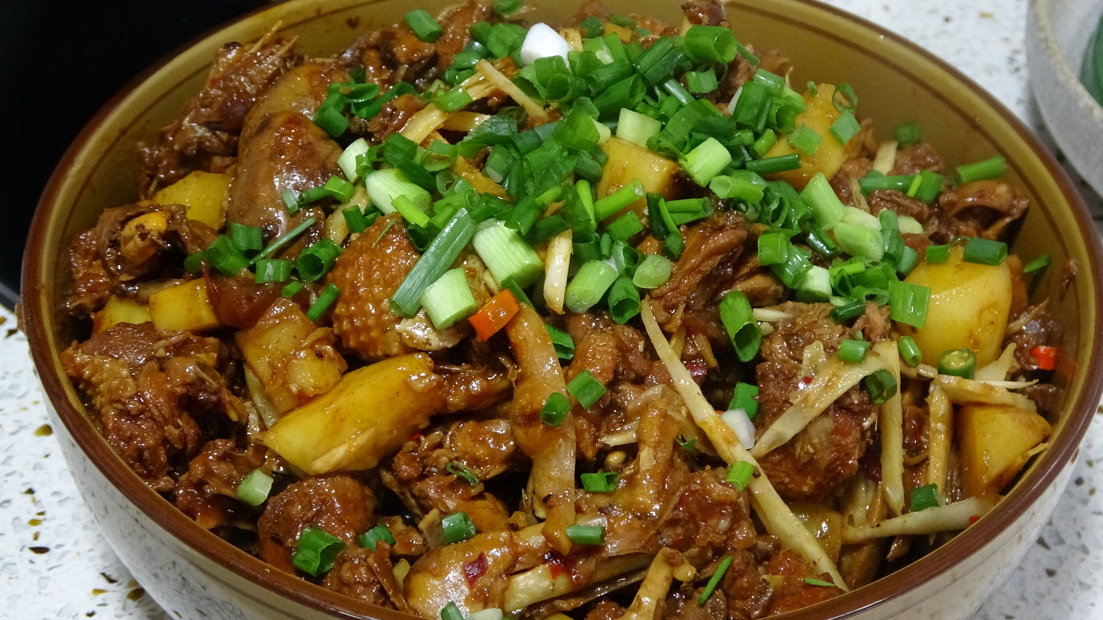 重庆特色菜"姜爆鸭",一瓶啤酒一只鸭,酱香浓郁,越吃越香