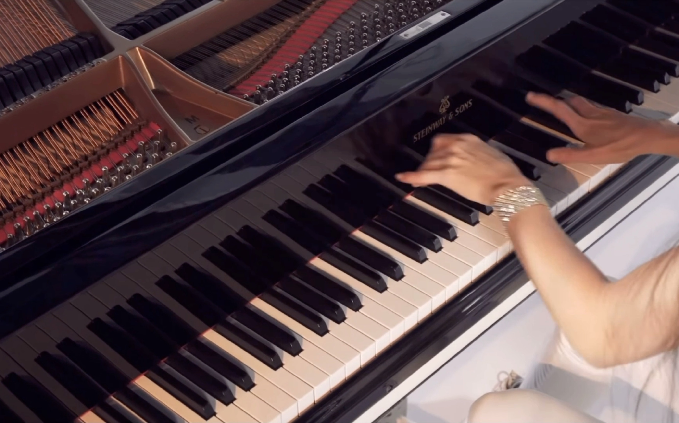 萝拉阿斯坦诺娃lolaastanova我们是冠军皇后官方视频