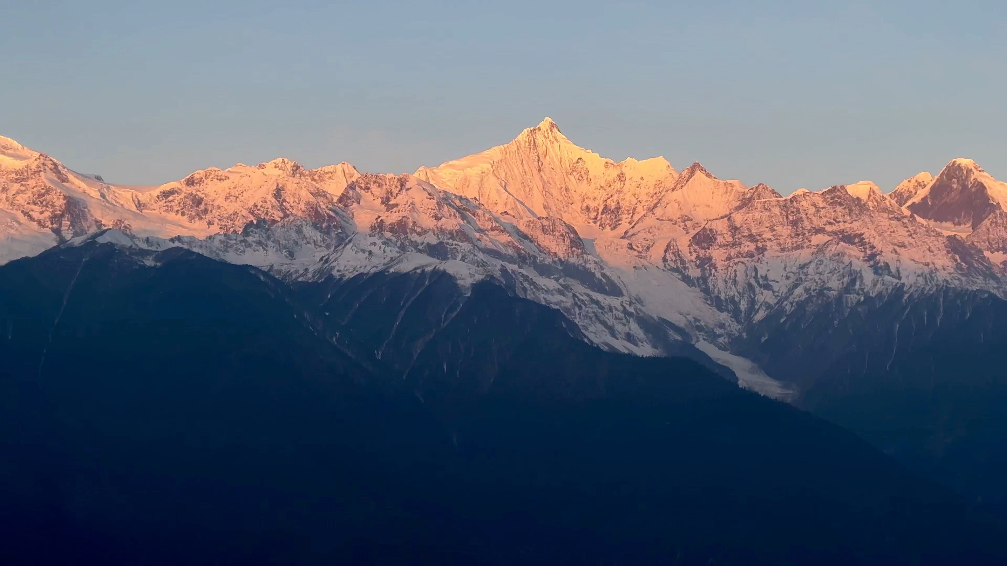 梅里雪山日照金山全过程 冷风中瑟瑟发抖为的就是这一刻