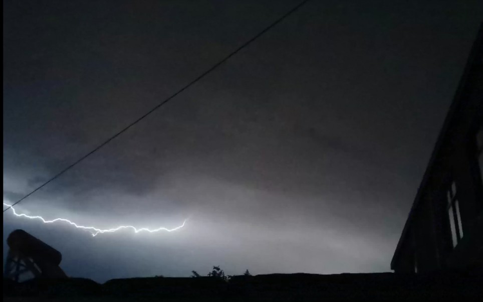 实拍河南安阳7月31日晚极端雷暴天气