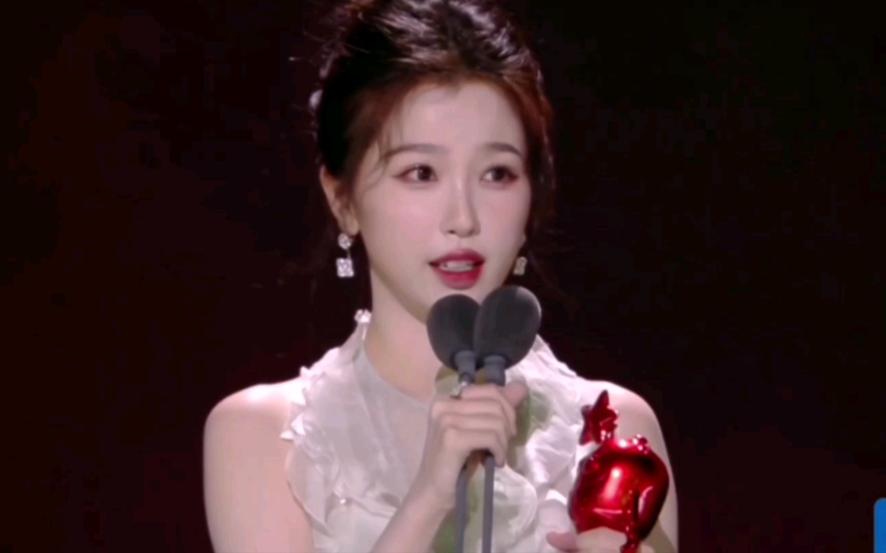 虞书欣爱奇艺年度影响力女演员领奖
