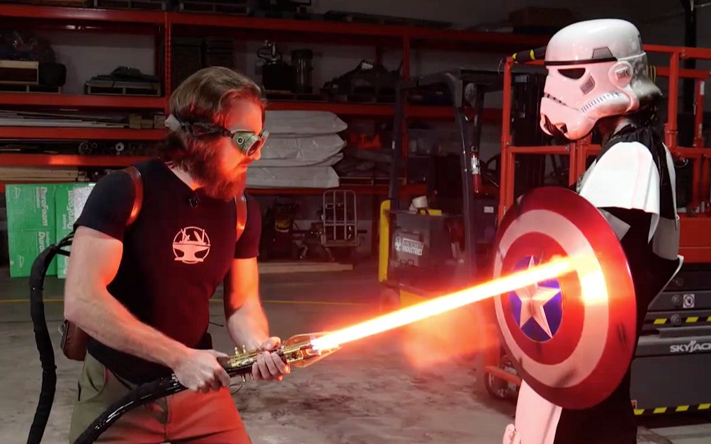 4000℉等离子伸缩光剑实战测试万物皆可切hacksmith