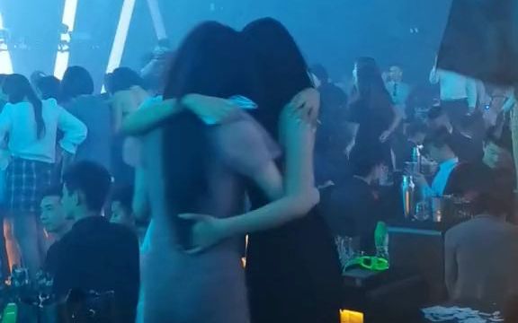 [图]【酒吧气氛组小姐姐蹦迪】喜欢抱抱摇的女生 渣女多不多？抱抱摇 日常蹦迪