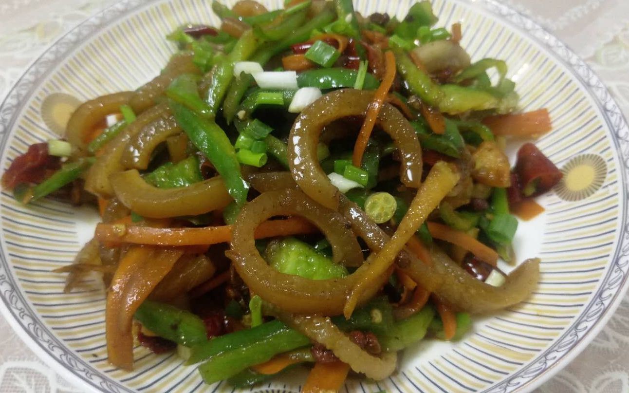 简单的猪皮这样爆炒,鲜香美味,光盘行动