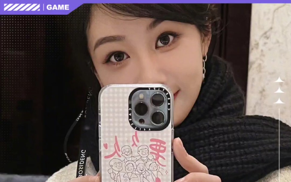 杨紫!紫妹的自拍,手机壳是要久久爱的卡通人物!