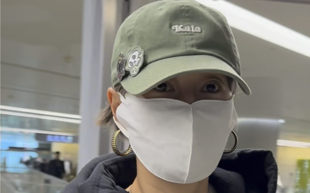 马伊琍卫衣搭配牛仔裤简单不失时尚