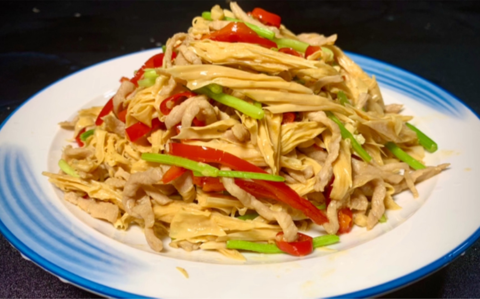 腐竹炒肉既好吃又简单的家常做法,步骤详细,色香味俱全