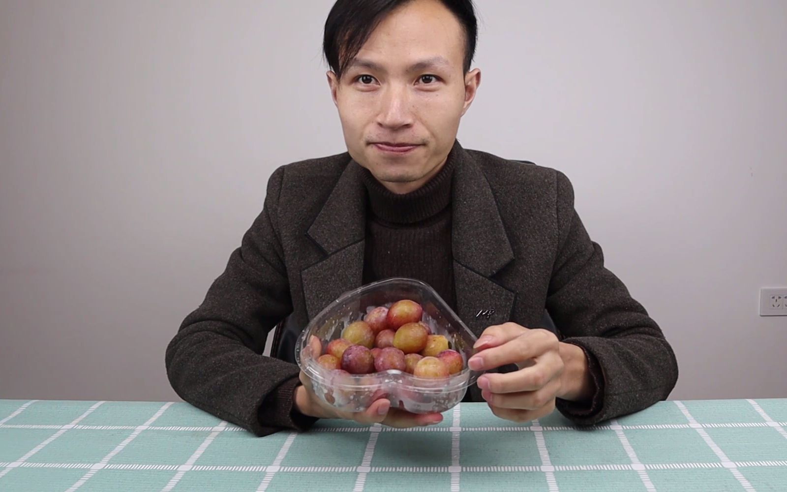 左手哥第一次吃西梅,粘点这个东西,味道更好吃