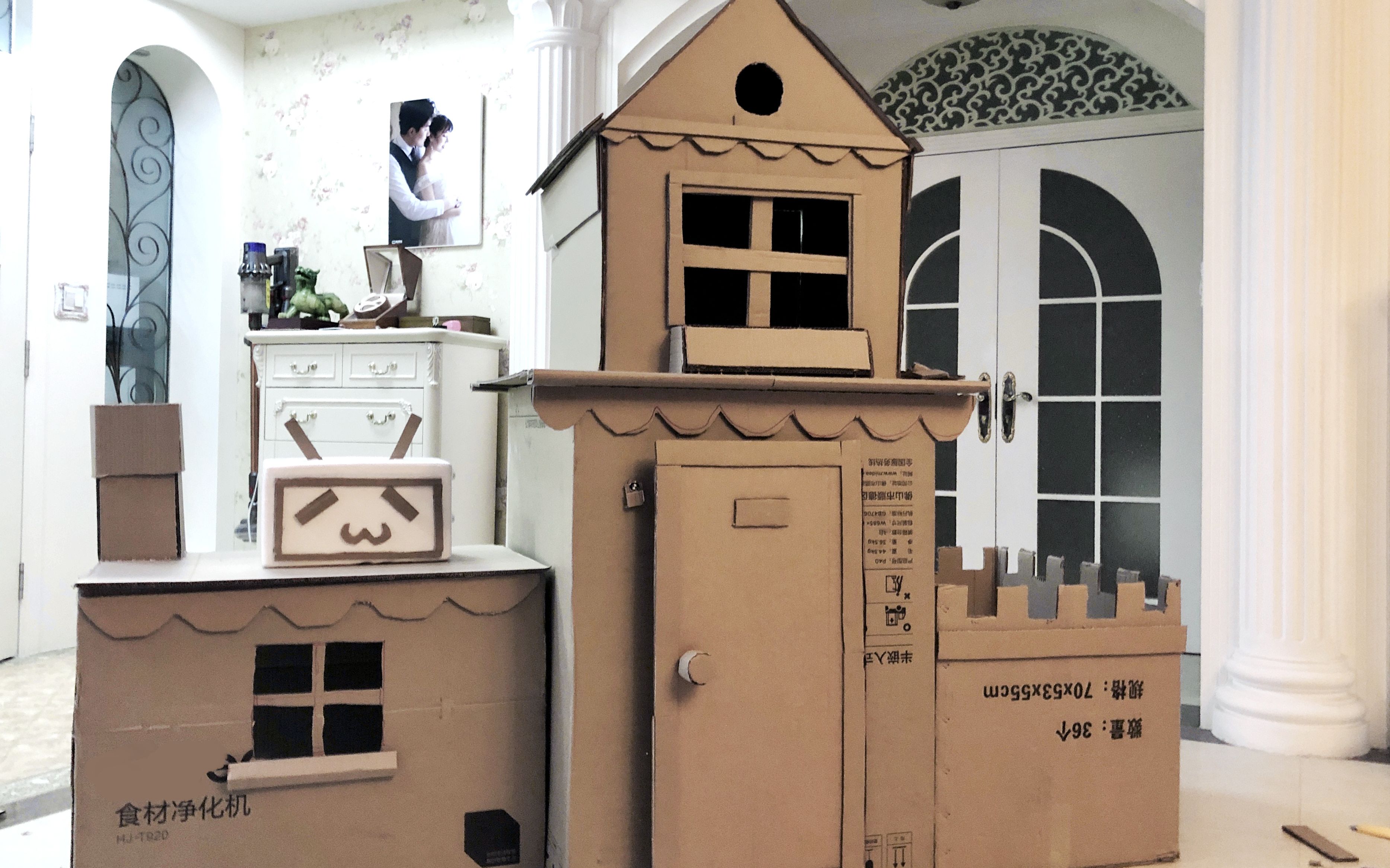 画手夫妻耗时10天用纸箱纯手工造儿童别墅