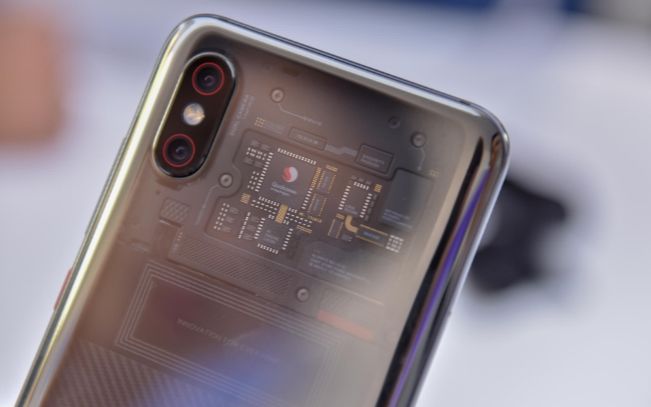 搞机零距离:小米8探索版上手 透明后盖美哭 高通或成最大赢家(手动狗头哔哩哔哩bilibili