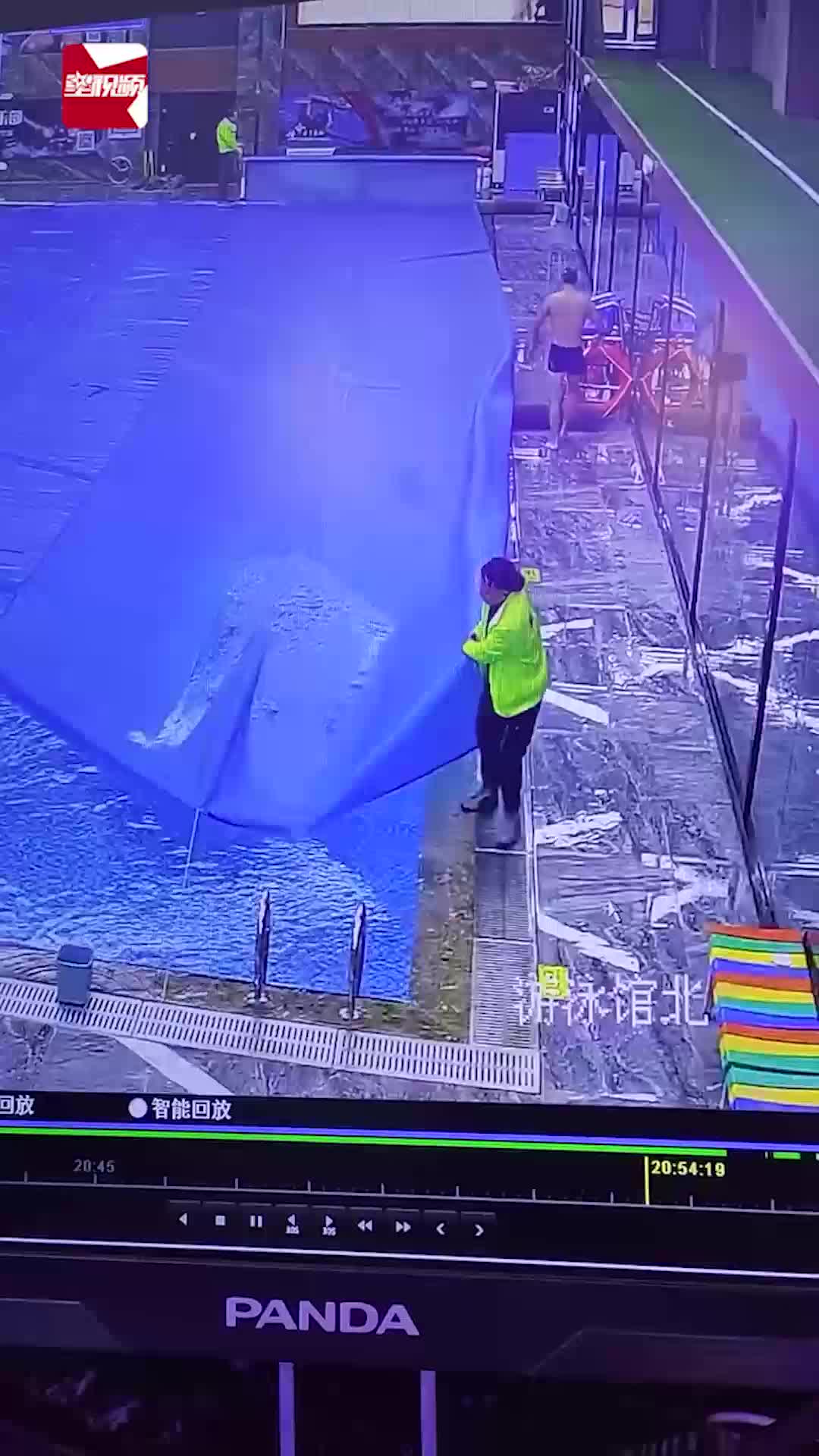 泳池边俩人同时摔倒，下一秒救生员愣住了：不知道该先救谁_哔哩哔哩_bilibili