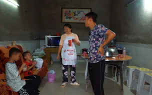 Download Video: 今天媳妇在家做桃子冷饮，下午带两个小宝贝去爬山，大雾缭绕，静心又愉悦