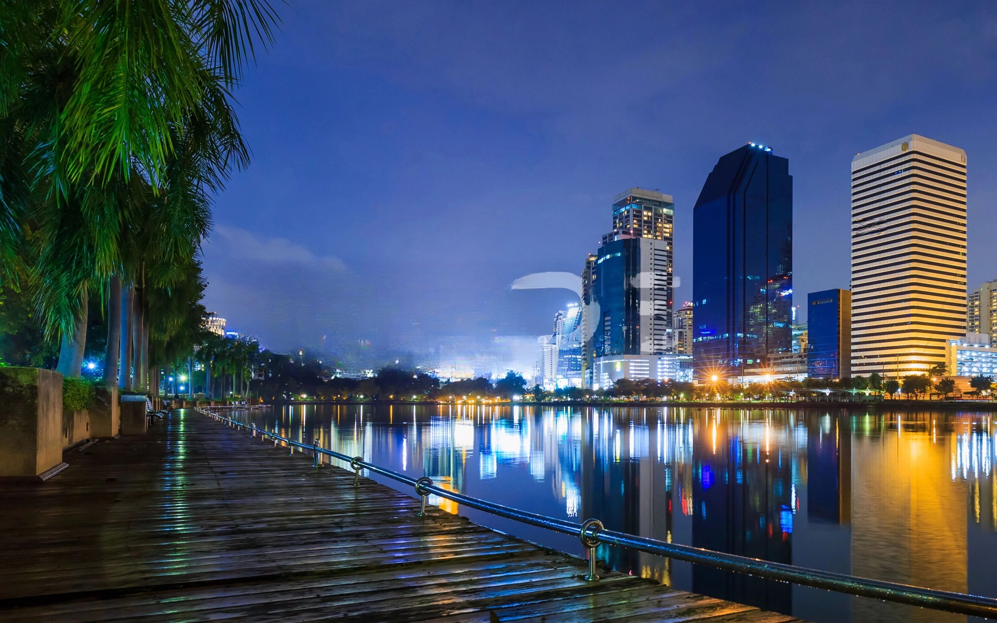 曼谷城市班嘉奇蒂公园人工湖湖面摩天大楼夜景灯光倒影