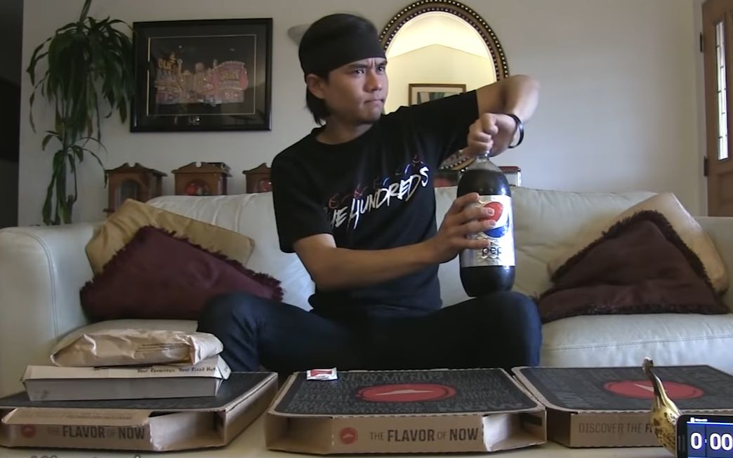 【matt stonie】小哥挑战49美元披萨套餐!3个大披萨共12000大卡!