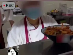 Tải video: 近日，山西运城。男生食堂买饭遭阿姨多次无视，最后甚至遭到驱赶。男生：每次让她加米都只加一点或不加，没其他冲突！