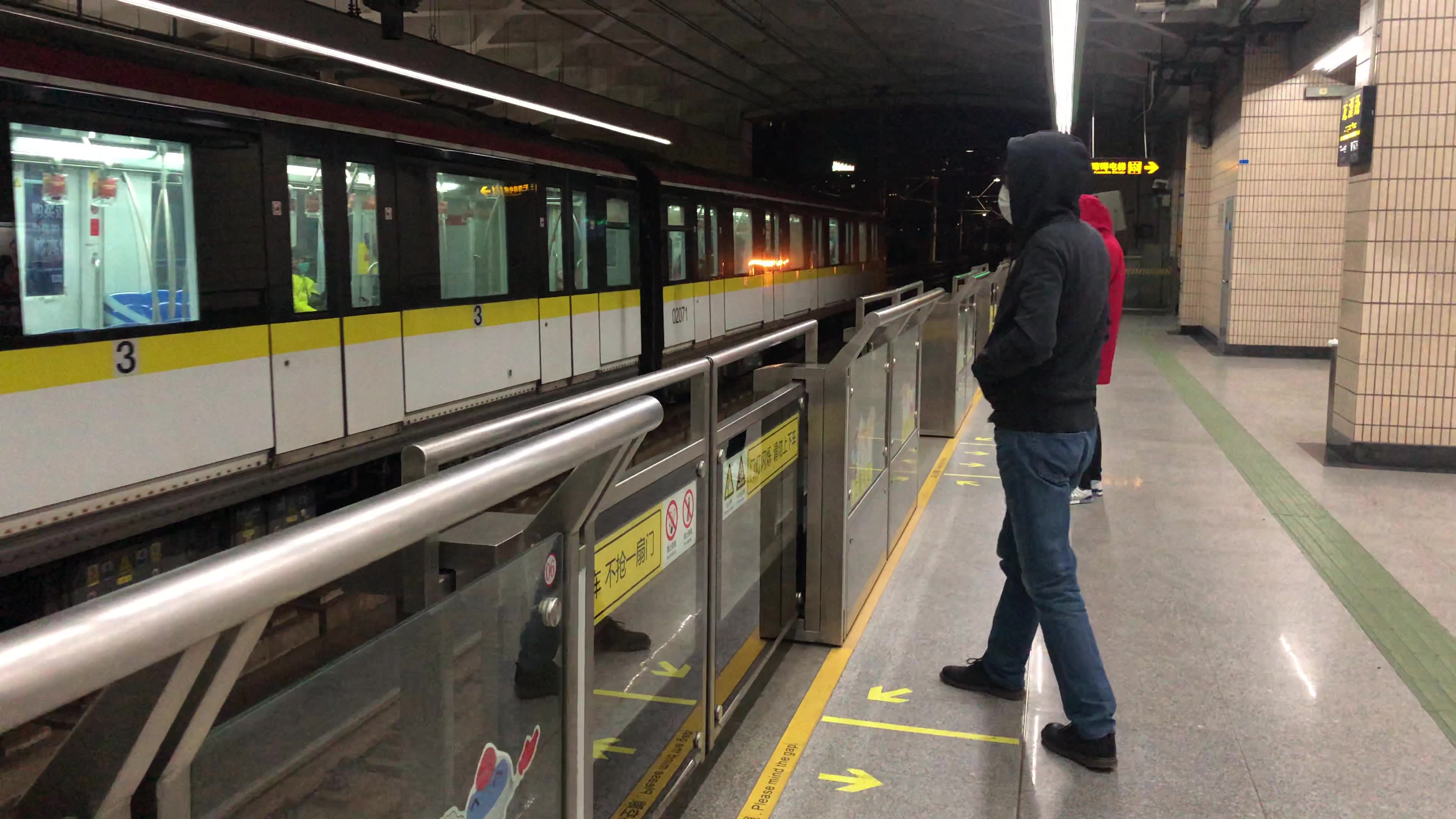 0302号车03a01型电动客车龙漕路往上海南站方向进站_哔哩哔哩_bili