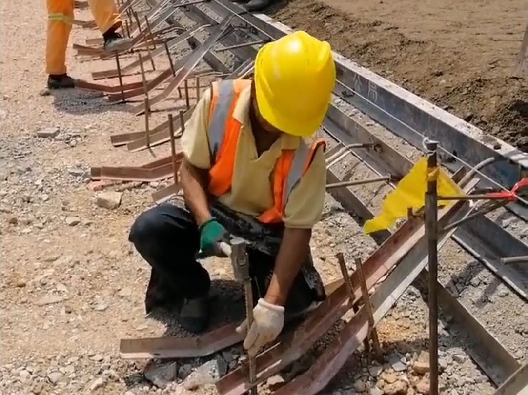 2025年使用水稳立模神器,告别传统钢钎外支撑