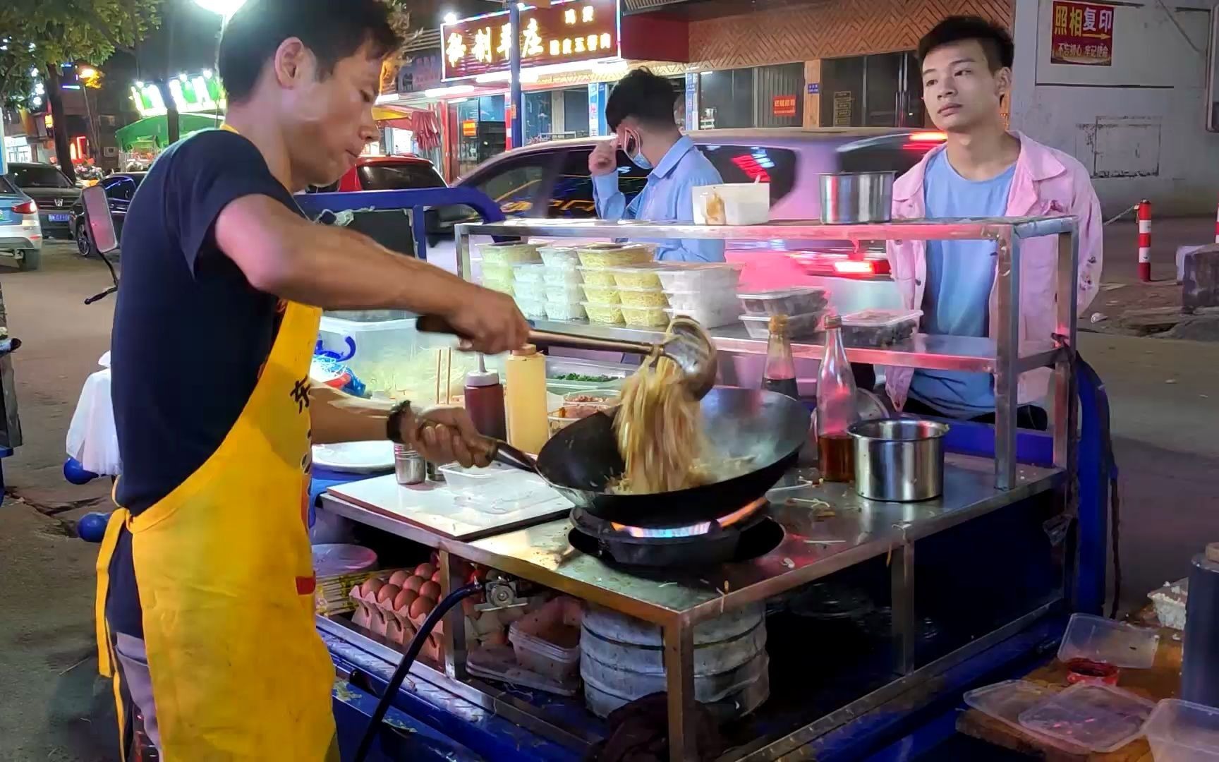 夜行者们炒粉摊老板赚钱只是个游戏要开心