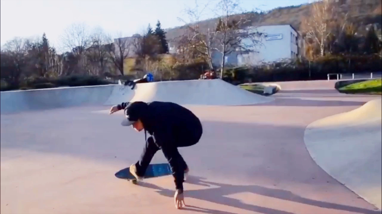 [图]surfskate in a pool park 碗池公园里的陆地冲浪