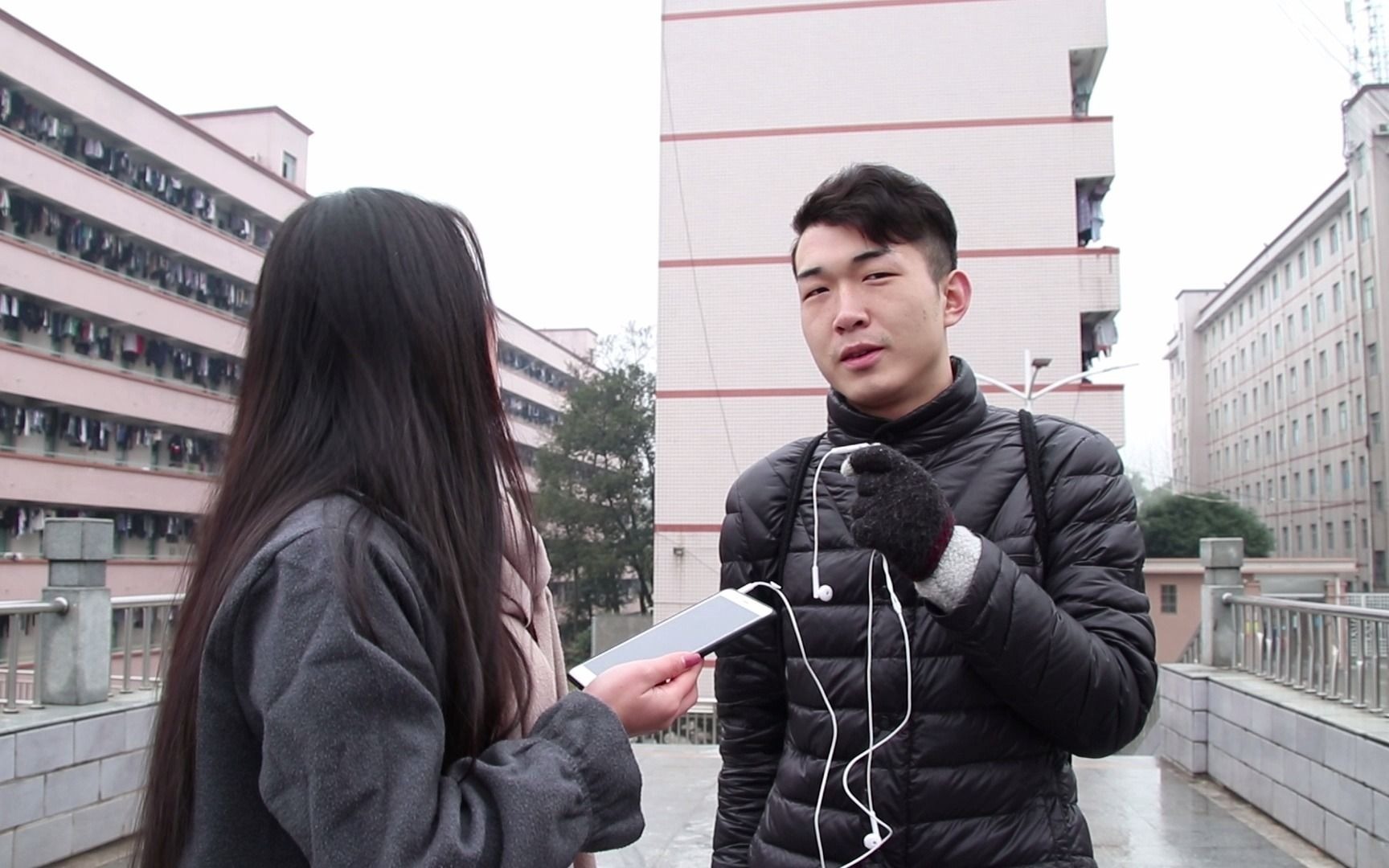 大学生恋爱:你的浪漫谁买单?学生采访作业