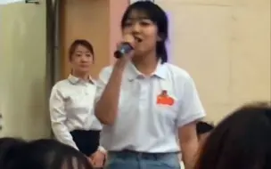 下载视频: 大学毕业典礼上 女生演唱《起风了》惊艳众人 一开口全场沸腾！