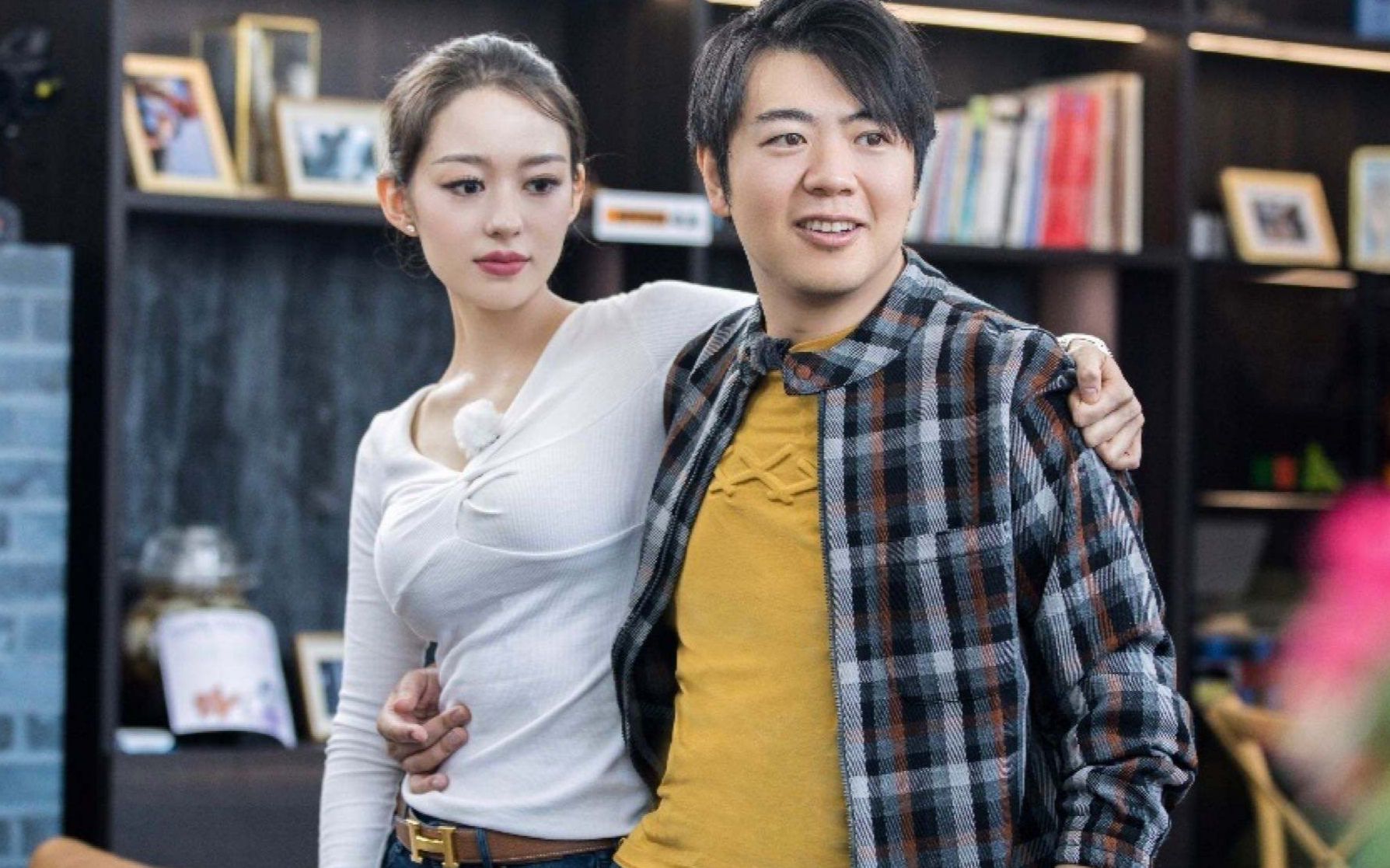 吉娜腰围数字惊到无数网友,穿旗袍走路温婉大方