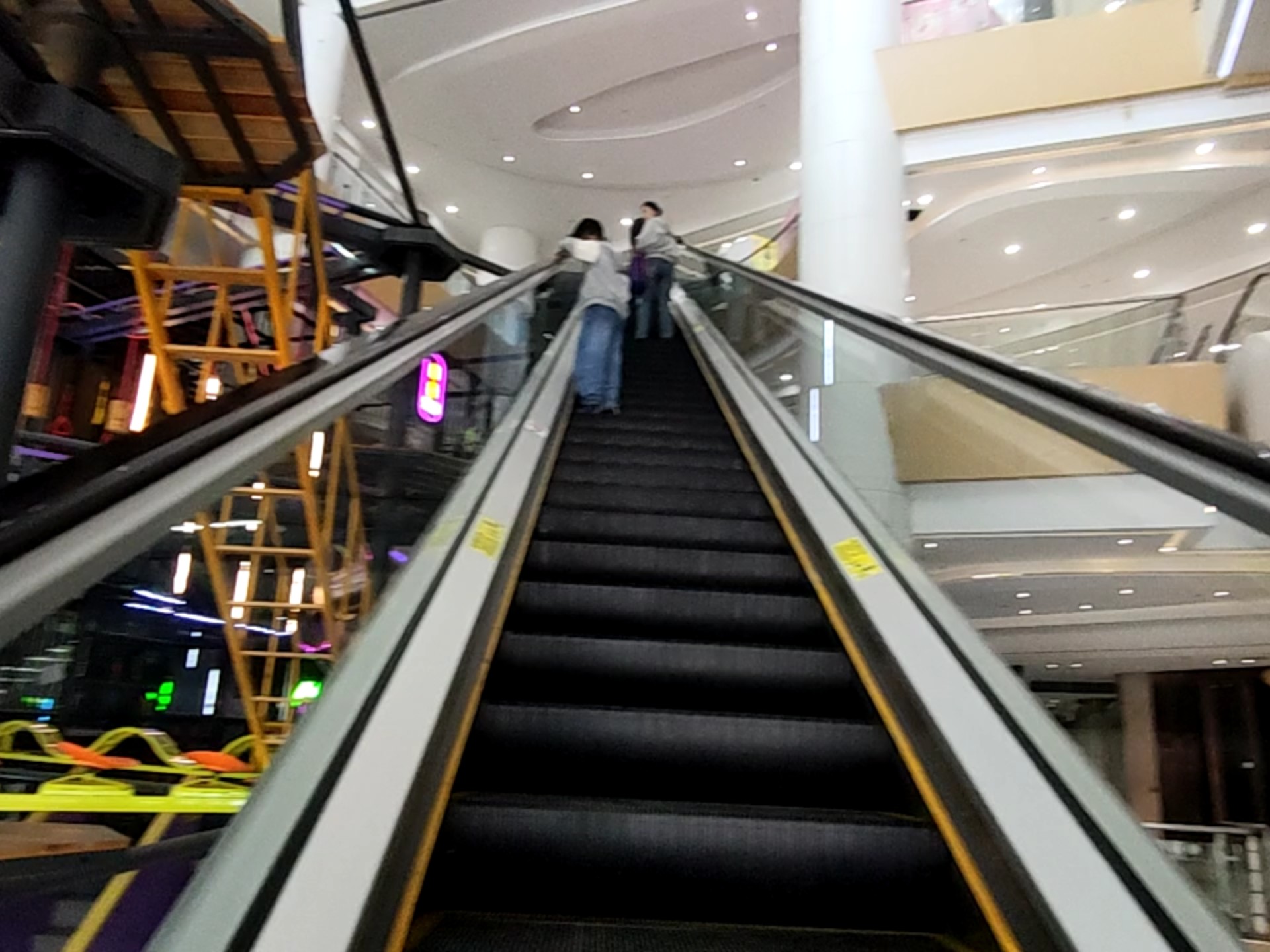 这个自动扶梯好长