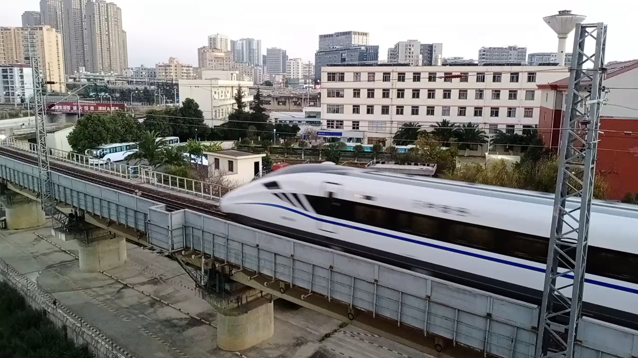 【中国铁路】丽江→昆明南d8798次列车经过昆明车辆段