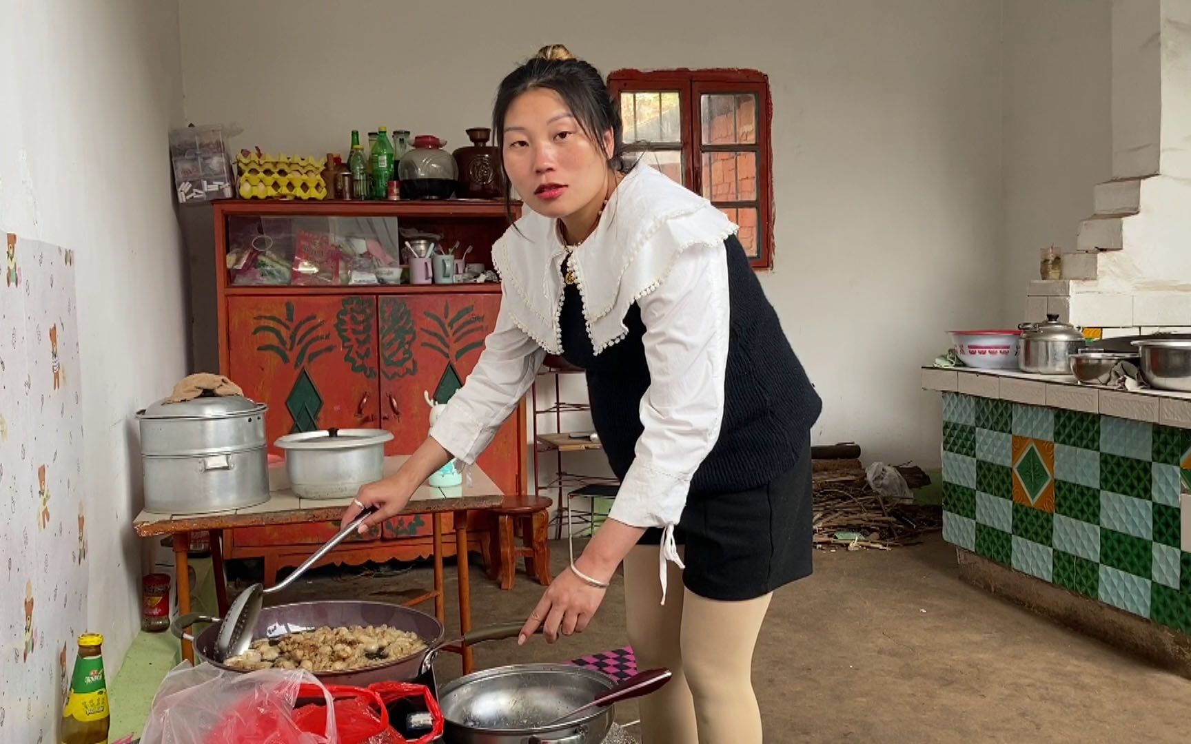 农村小媳妇怀孕二胎闲不住,花142元买7斤肥肉,看能炼多少油