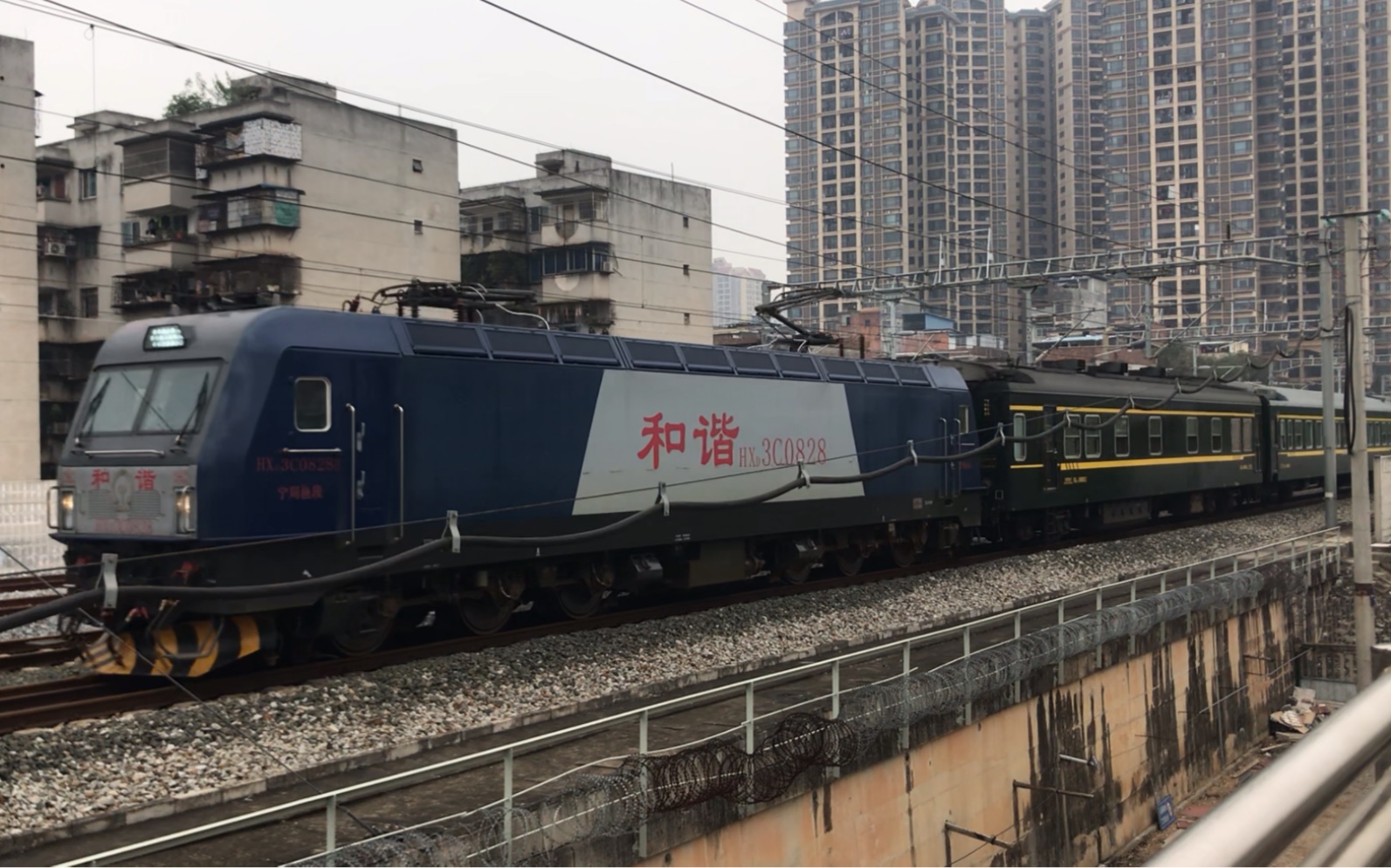 [宁局直排大破车]hxd3c-0828牵引k5909(南宁-兴义)通过南昆线永和段