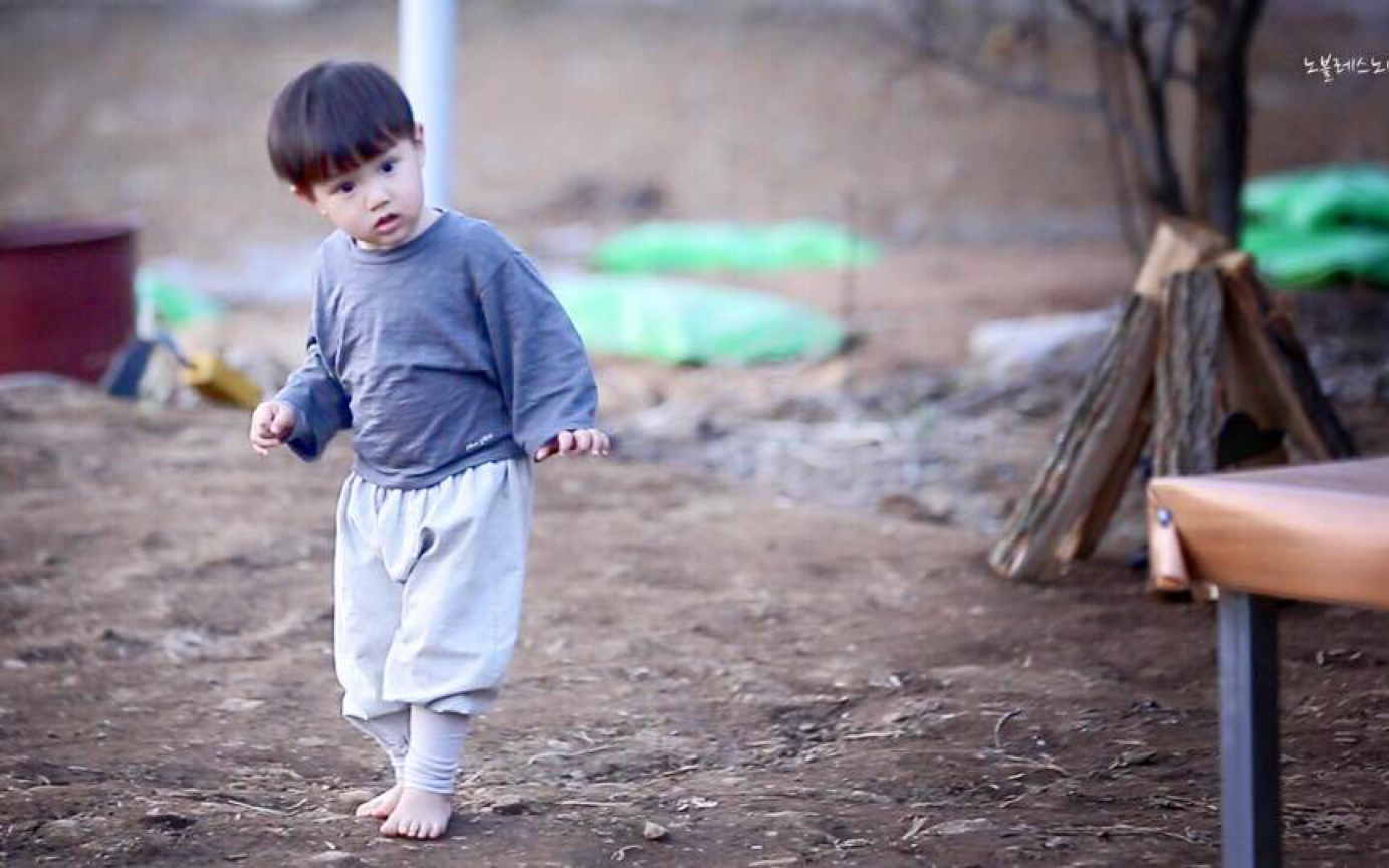 泰吴饿到崩溃吃牙膏