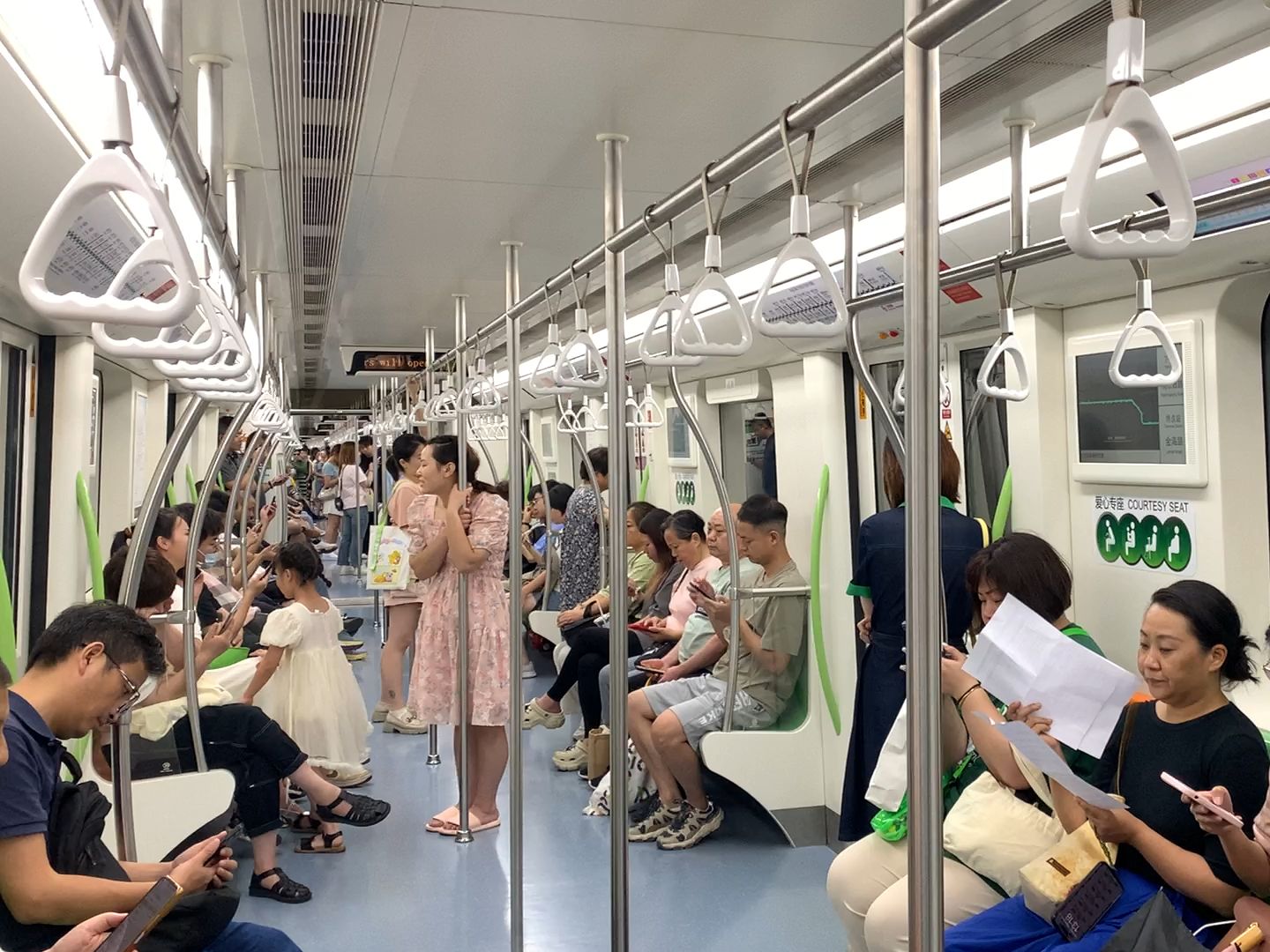 上海地铁12号线雪碧三世12061号车(陕西南路-南京西路)