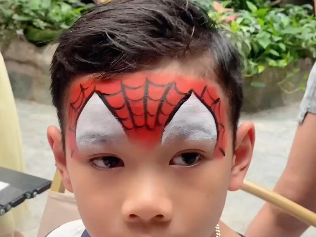 30岁宝妈摆摊画彩绘,小男孩选蜘蛛侠图案,让现场的小男孩纷纷羡慕,一