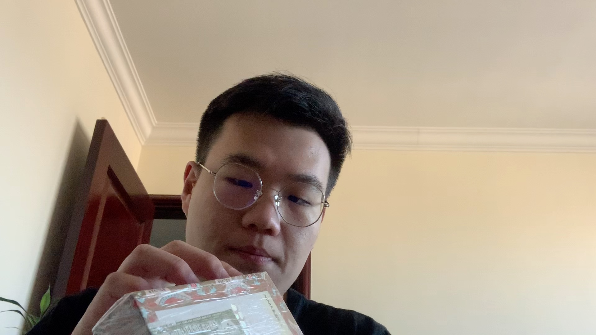 雪茄开箱感谢苏州老大解了我燃眉之急顺路聊一聊雪茄盒的构成和我最爱