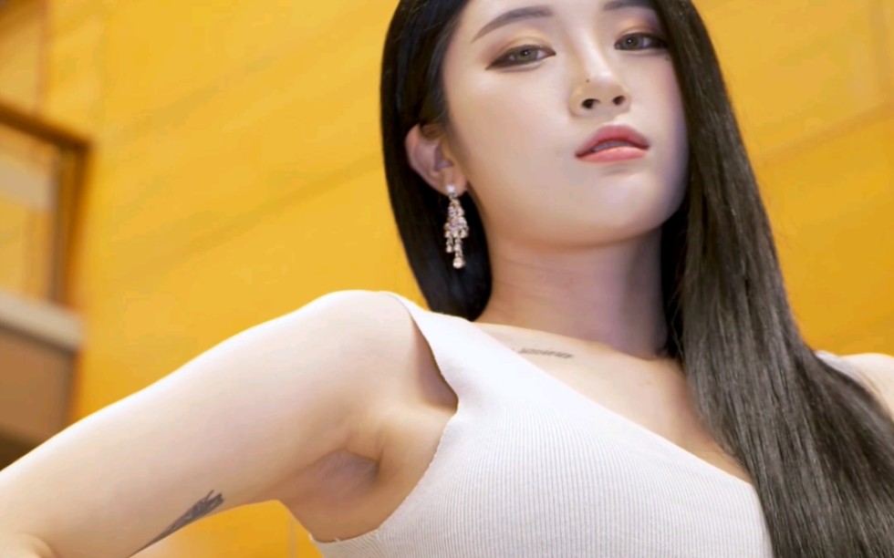 车模是普美.怼脸拉近与女神车模的距离