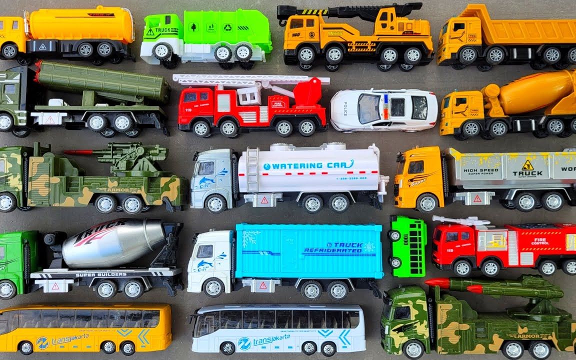 起重机挖掘机工程车和20辆玩具车排队集合可是找不到越野车