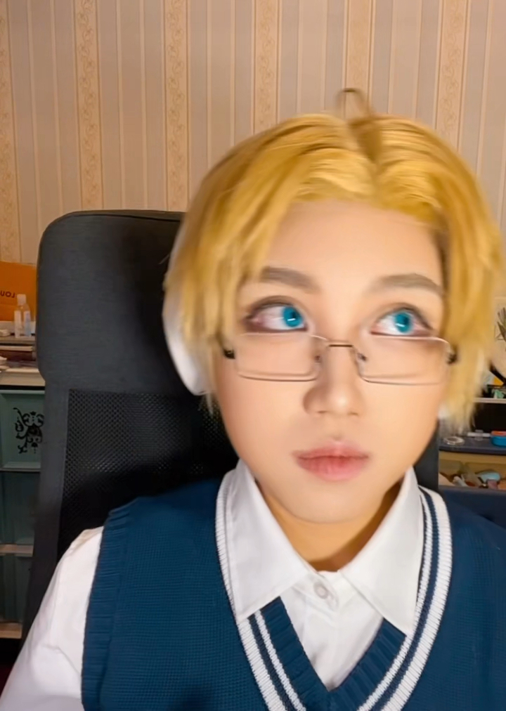 自然感阿尔cos试妆 录了一个试图演绎活力美国男高的