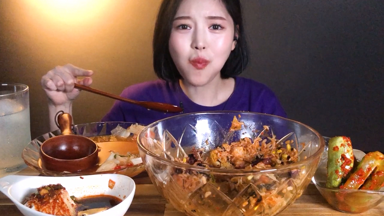 韩国美女吃香辣鲍鱼八爪鱼,舌尖上的美味