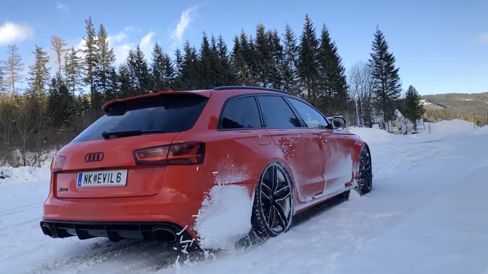 奥迪rs6雪地漂移,见证下夸戳的实力!