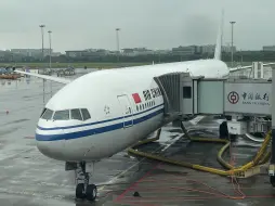 下载视频: 国航B777-300ER 大雾天气从广州白云机场起飞 低能见度