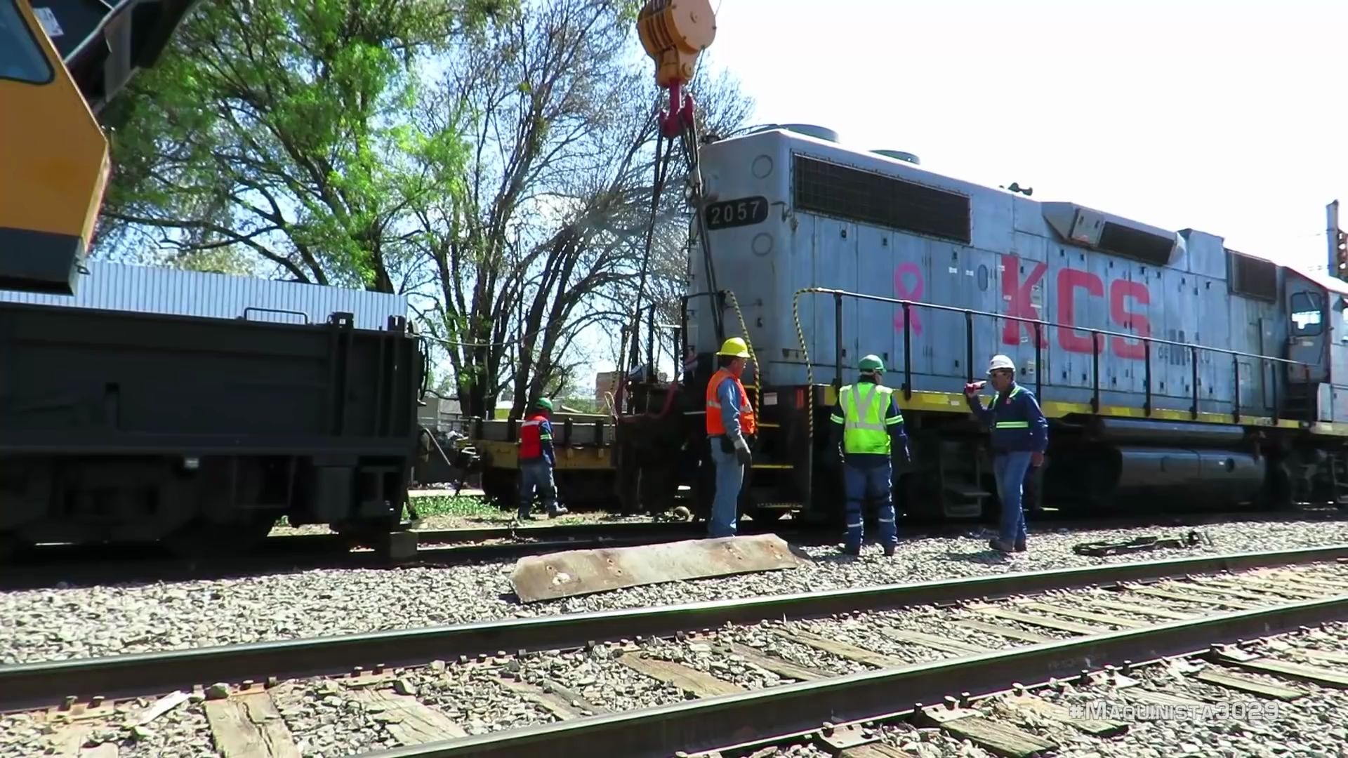墨西哥铁路工人教你如何给火车换车轮