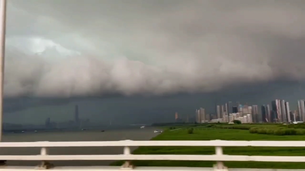 [图]暴雨前奏，乌云压顶。