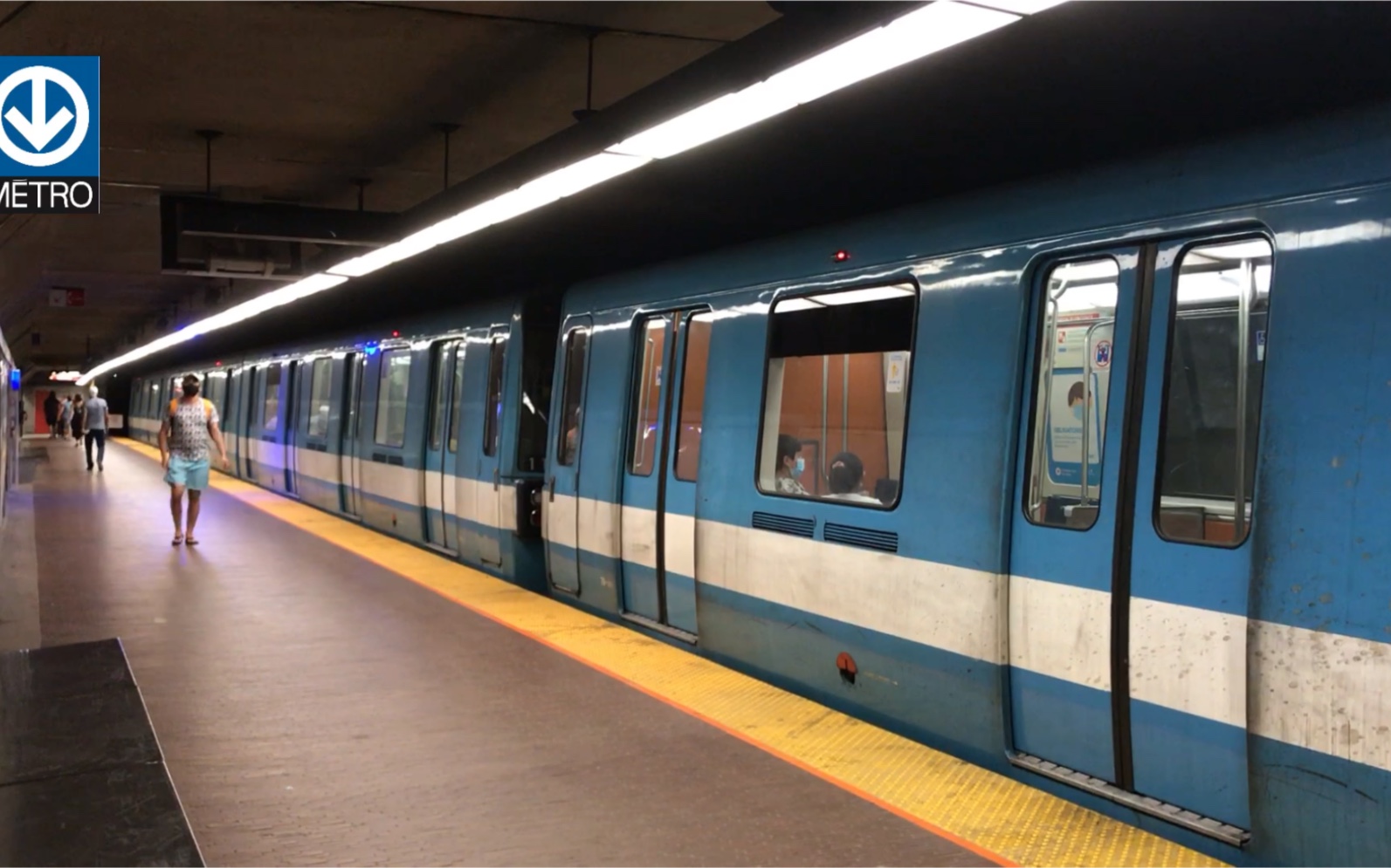 地铁绿线列车往angrignon方向出del07glise站montréalmetro