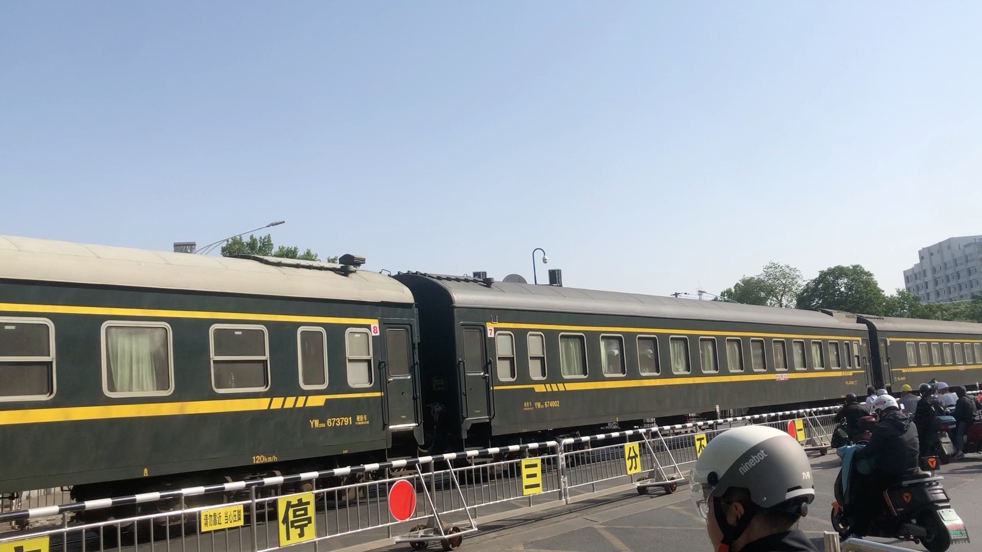 df11 0372牵引客车k34通过中和桥