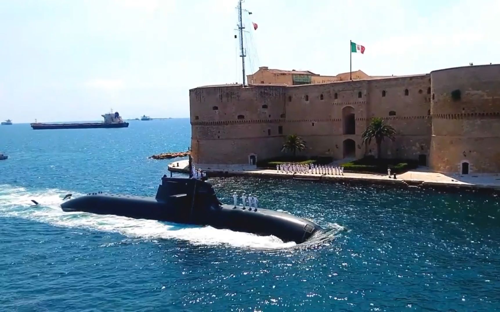 手机拍摄意大利海军潜艇罗密欧罗梅伊号s529进入塔兰托狭海