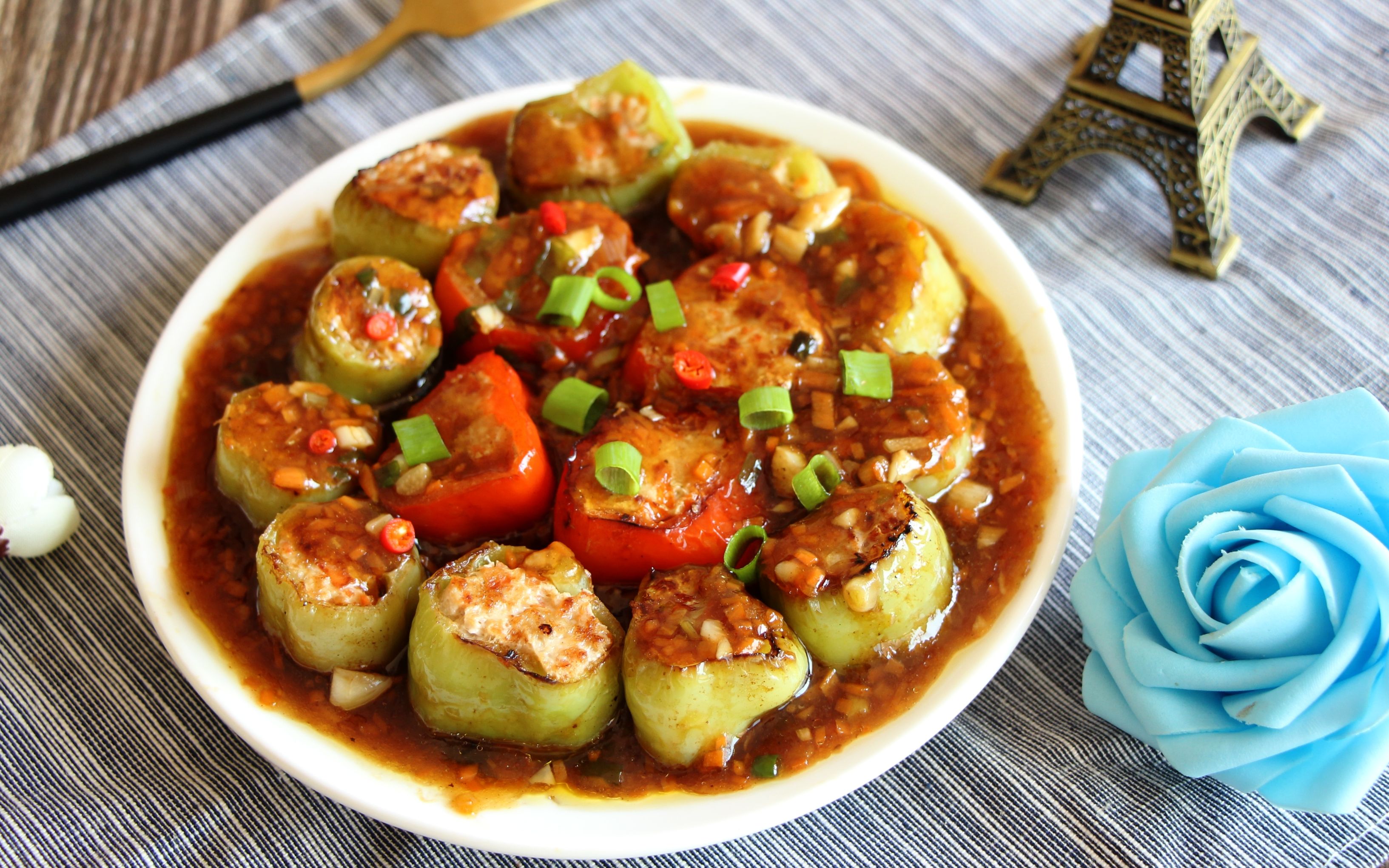 肉酿青红辣椒怎样做最好吃,学会这种做法,又香又下饭