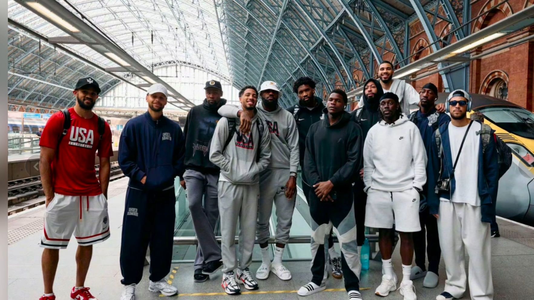 高铁站大合影!美国男篮抵达巴黎,球迷迎接,恩比德被要求还护照