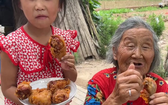 [图]懂事的孩子，给奶奶送大鸡腿！