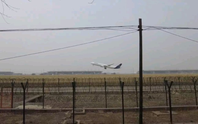 5apu(a340-300)pek 01跑道起飞